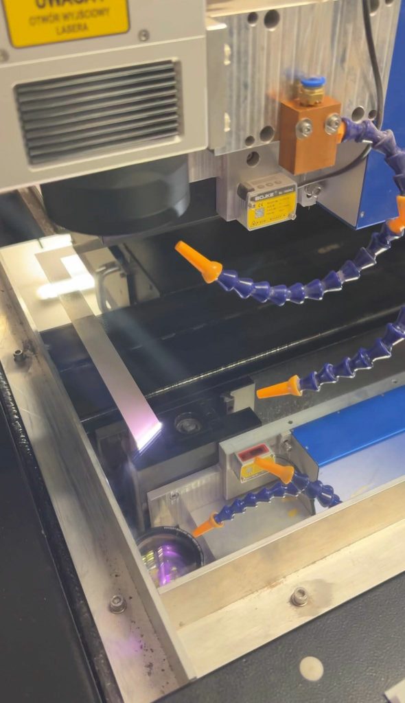Maschine bringt das LED-Lichtband direkt in das Spiegelglas ein