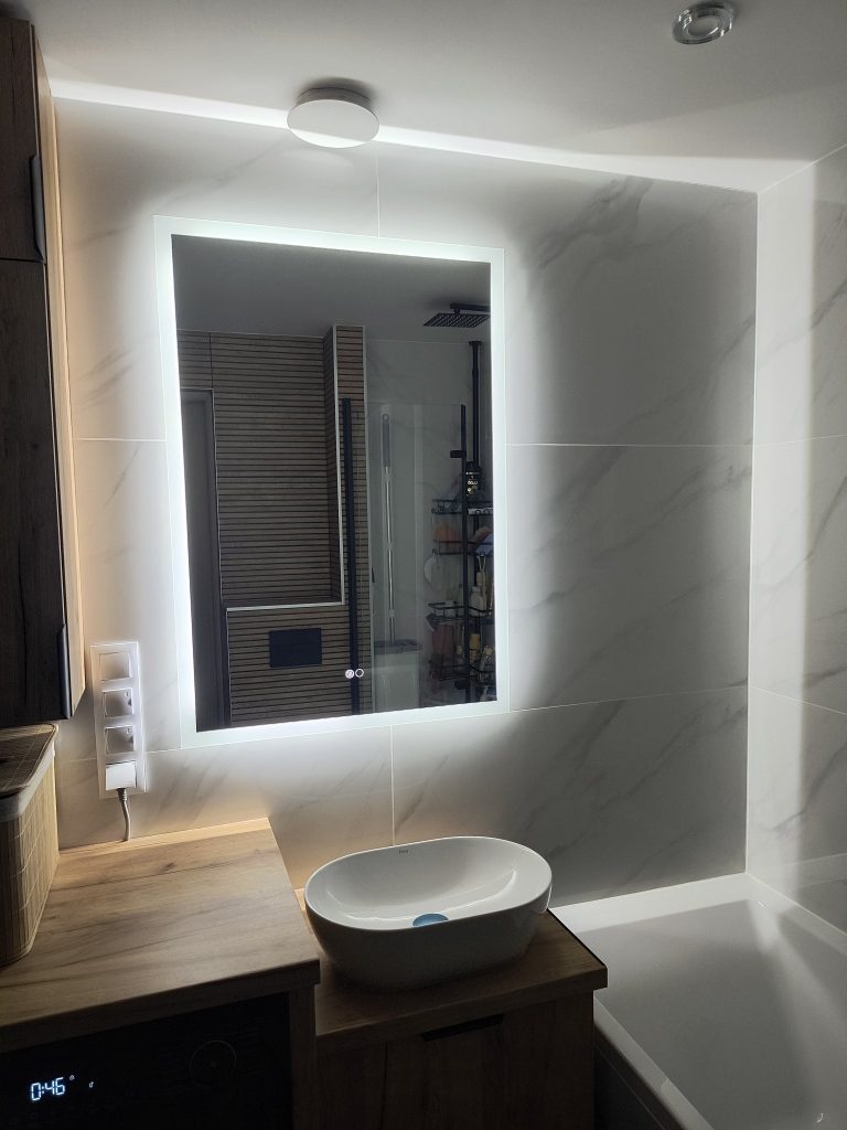 Rechteckiger LED-Spiegel mit umlaufender Beleuchtung im Badezimmer, kaltweißes Licht